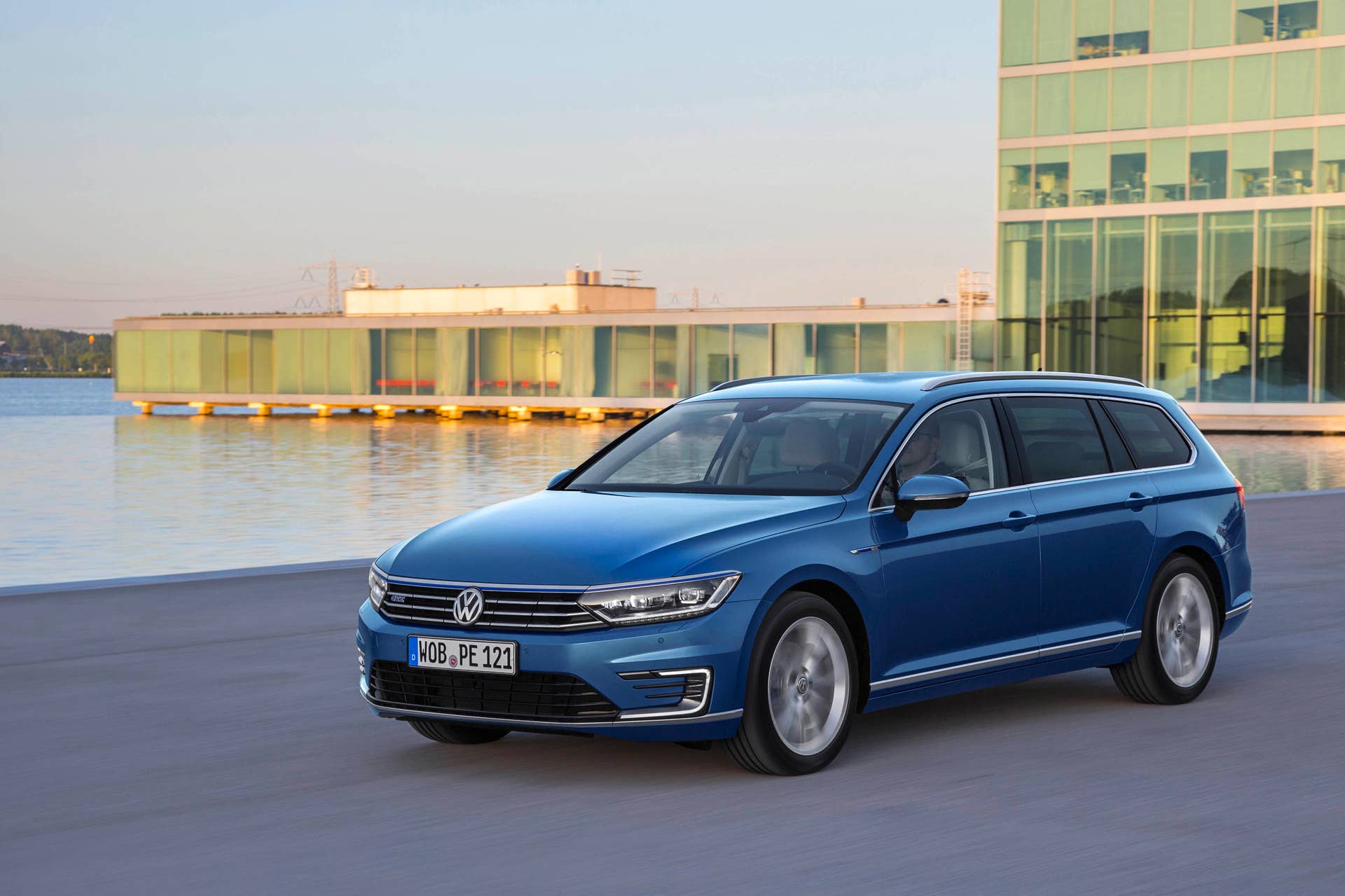 2015 VW Passat GTE Variant front 3/4 driving