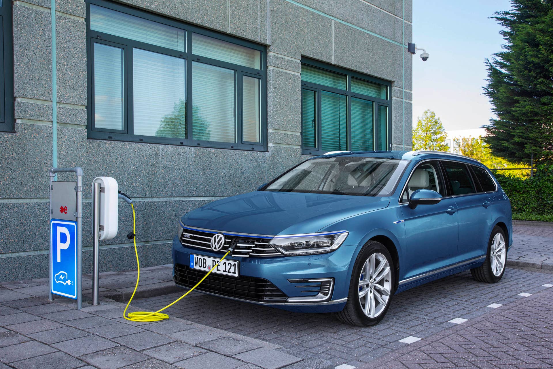 VW Passat GTE Variant charging