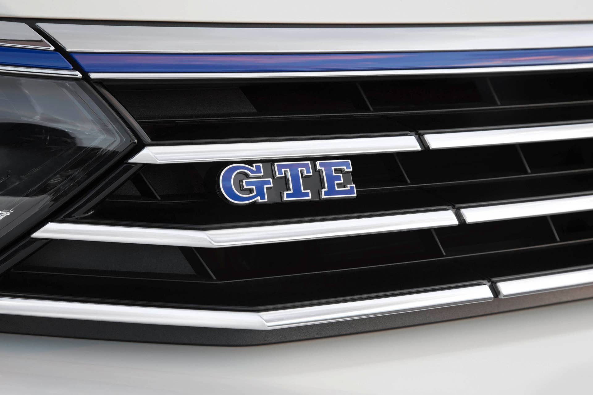 Volkswagen Passat GTE grille badge