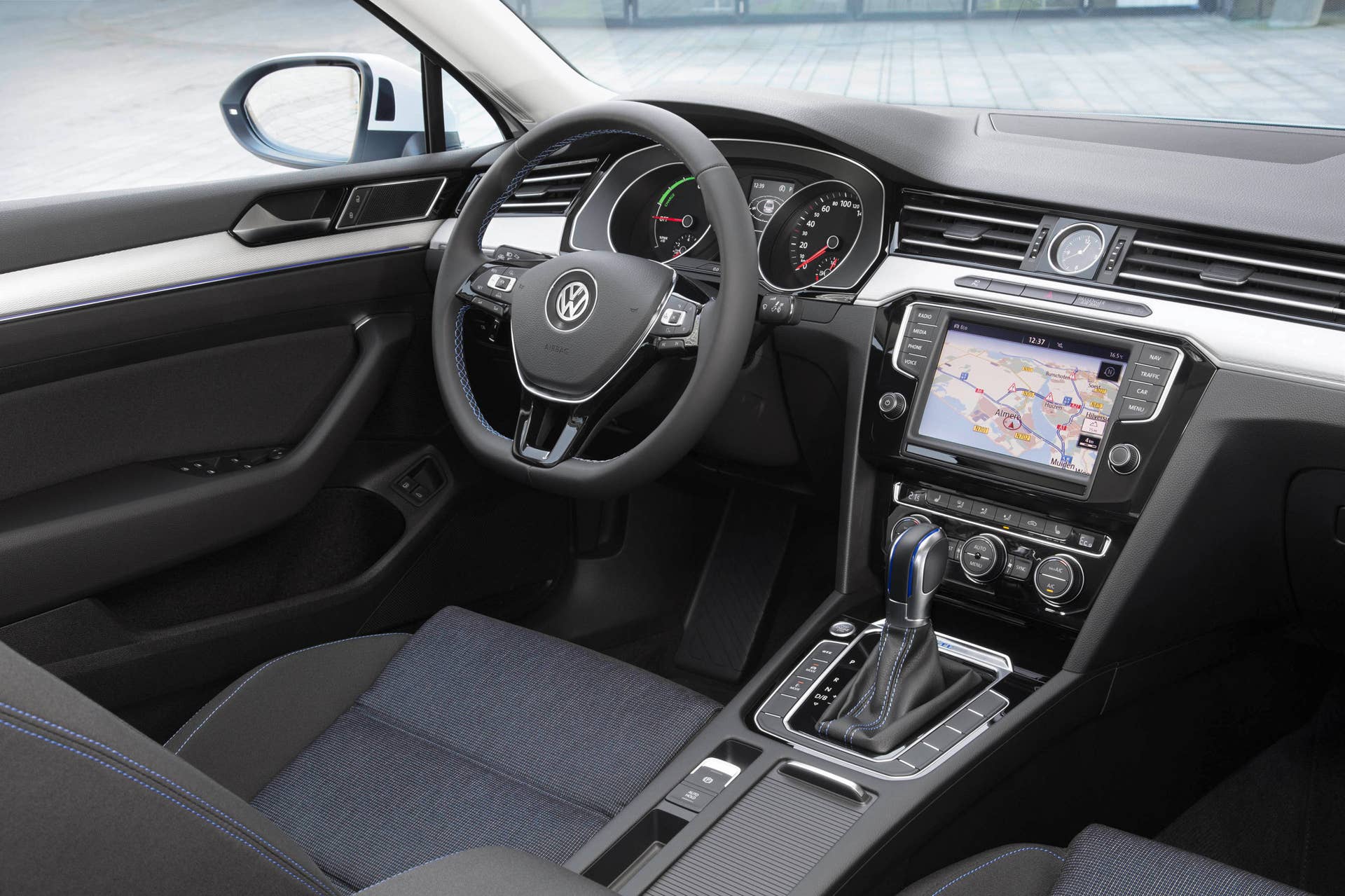 Volkswagen Passat GTE cockpit