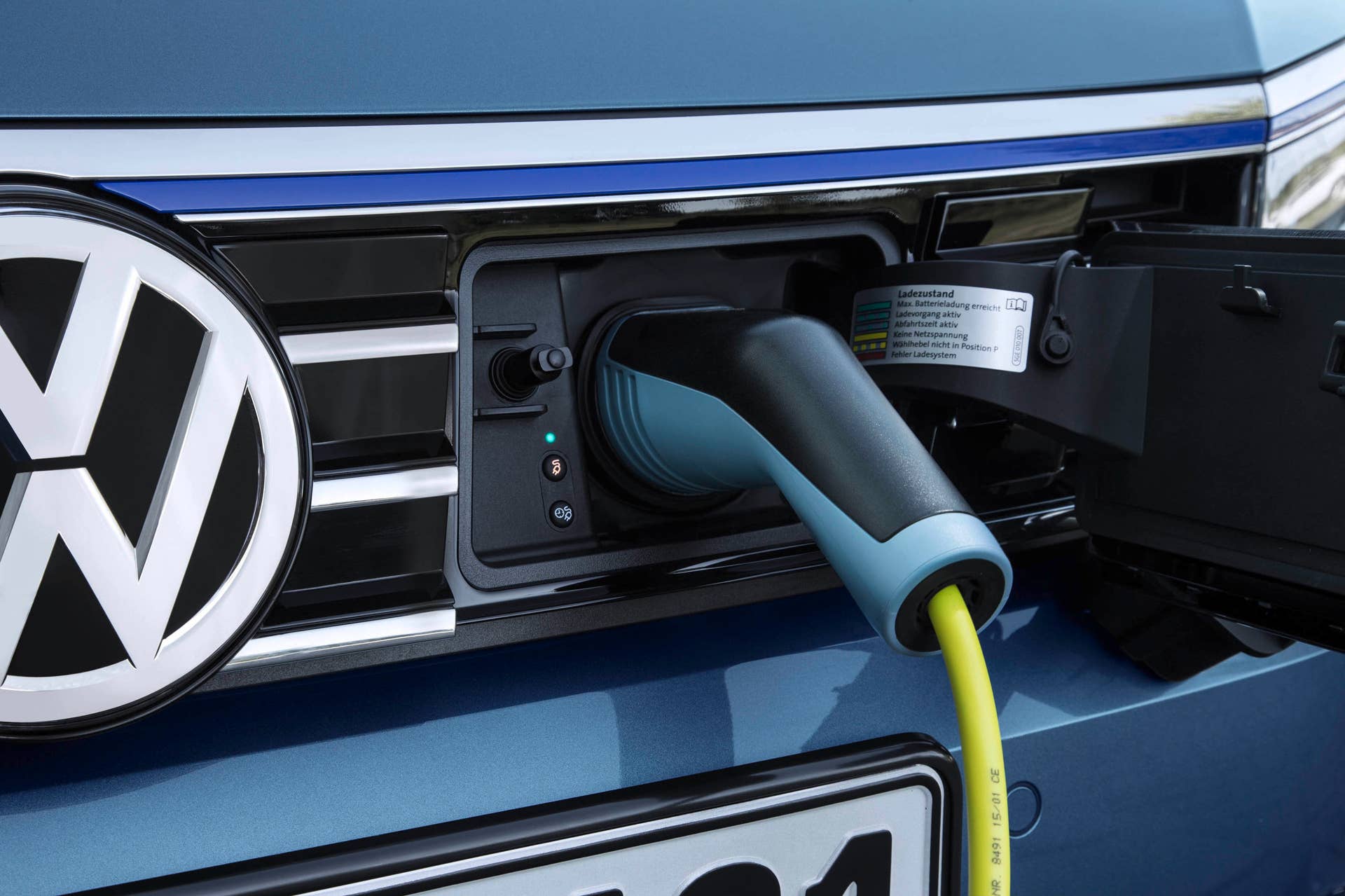 Volkswagen Passat GTE Variant charging port