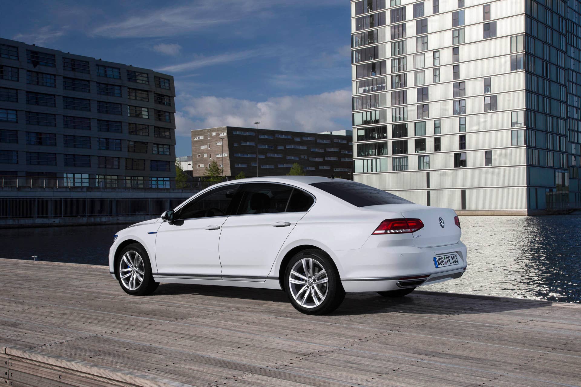 2015 VW Passat GTE front 3/4