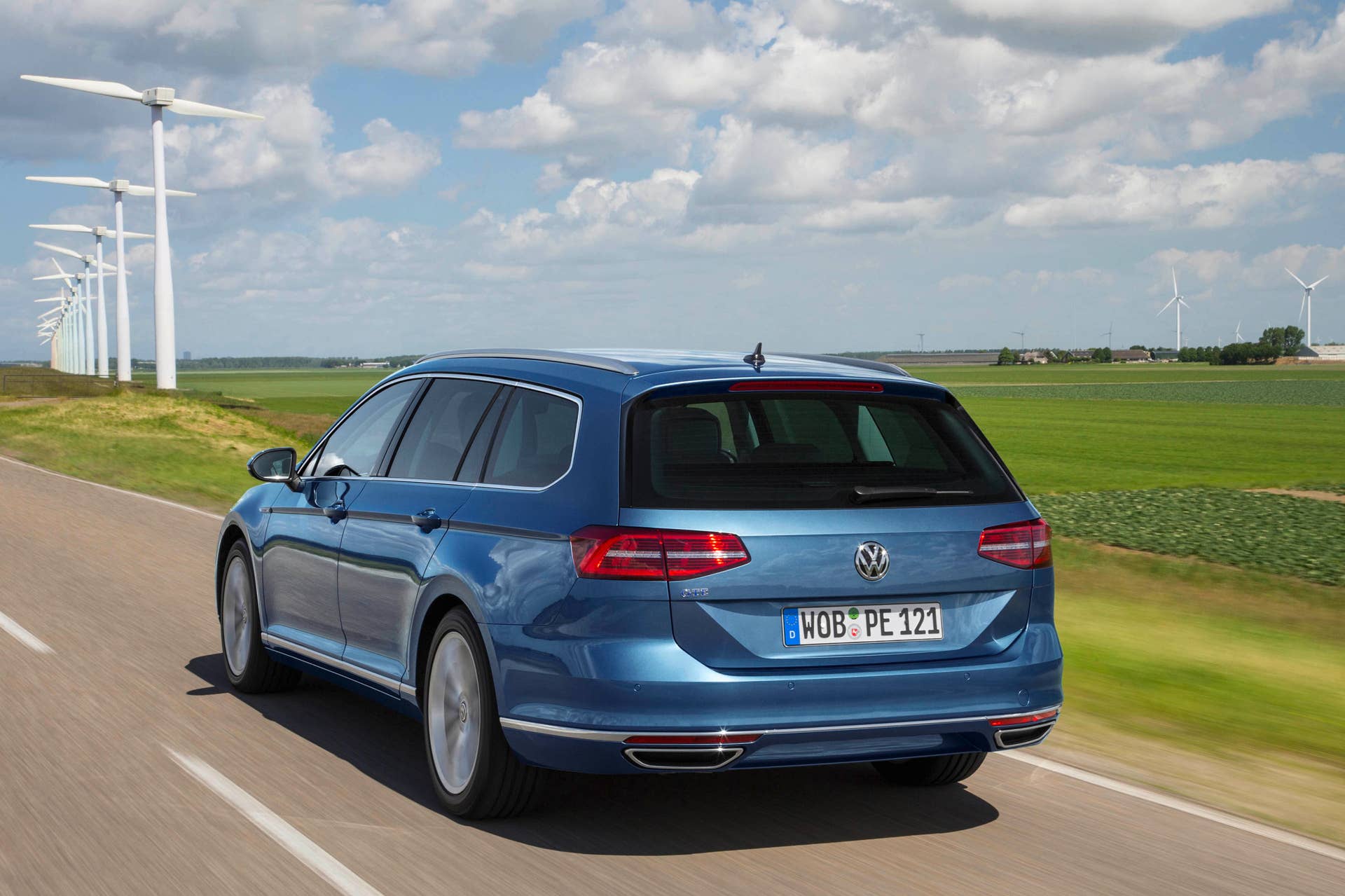 2015 Volkswagen Passat GTE Variant rear 3/4 driving