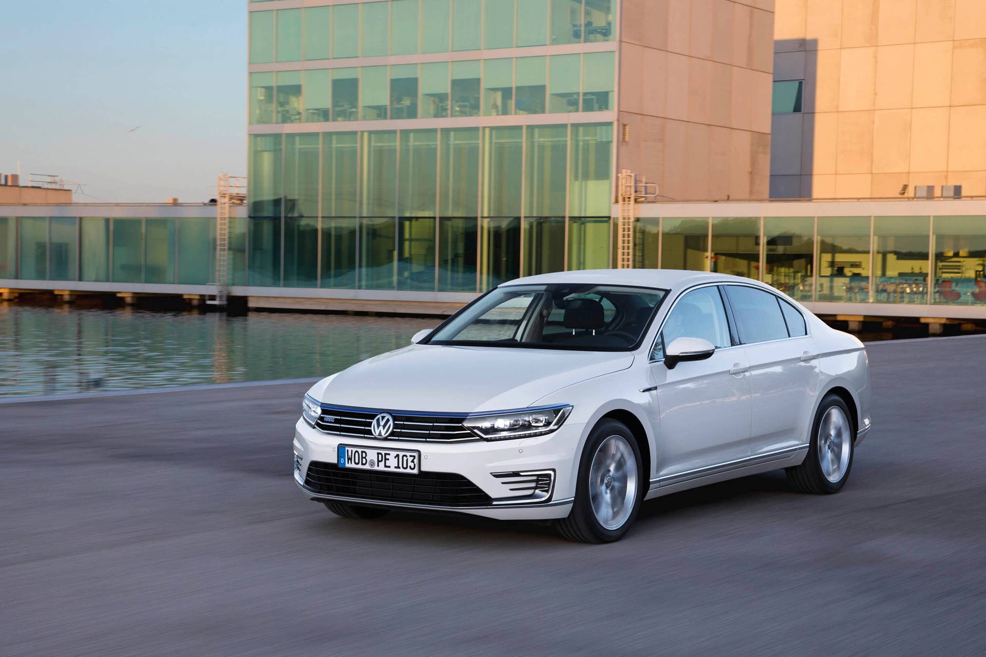 2015 Volkswagen Passat GTE front 3/4 driving