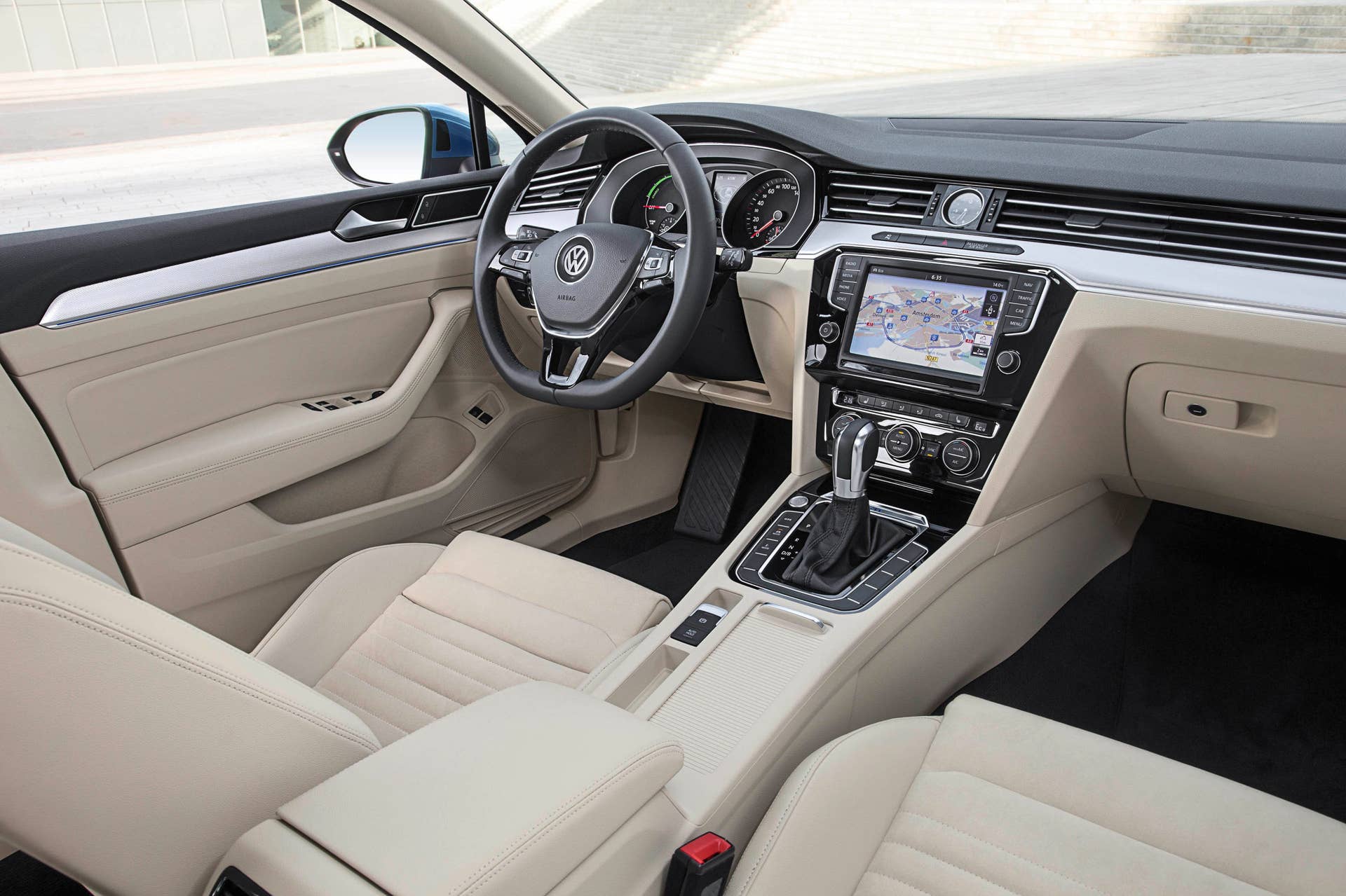Volkswagen Passat GTE interior