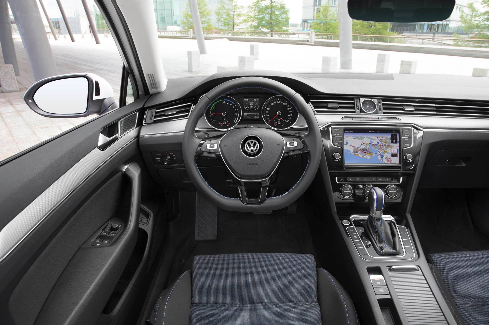 Volkswagen Passat GTE cabin
