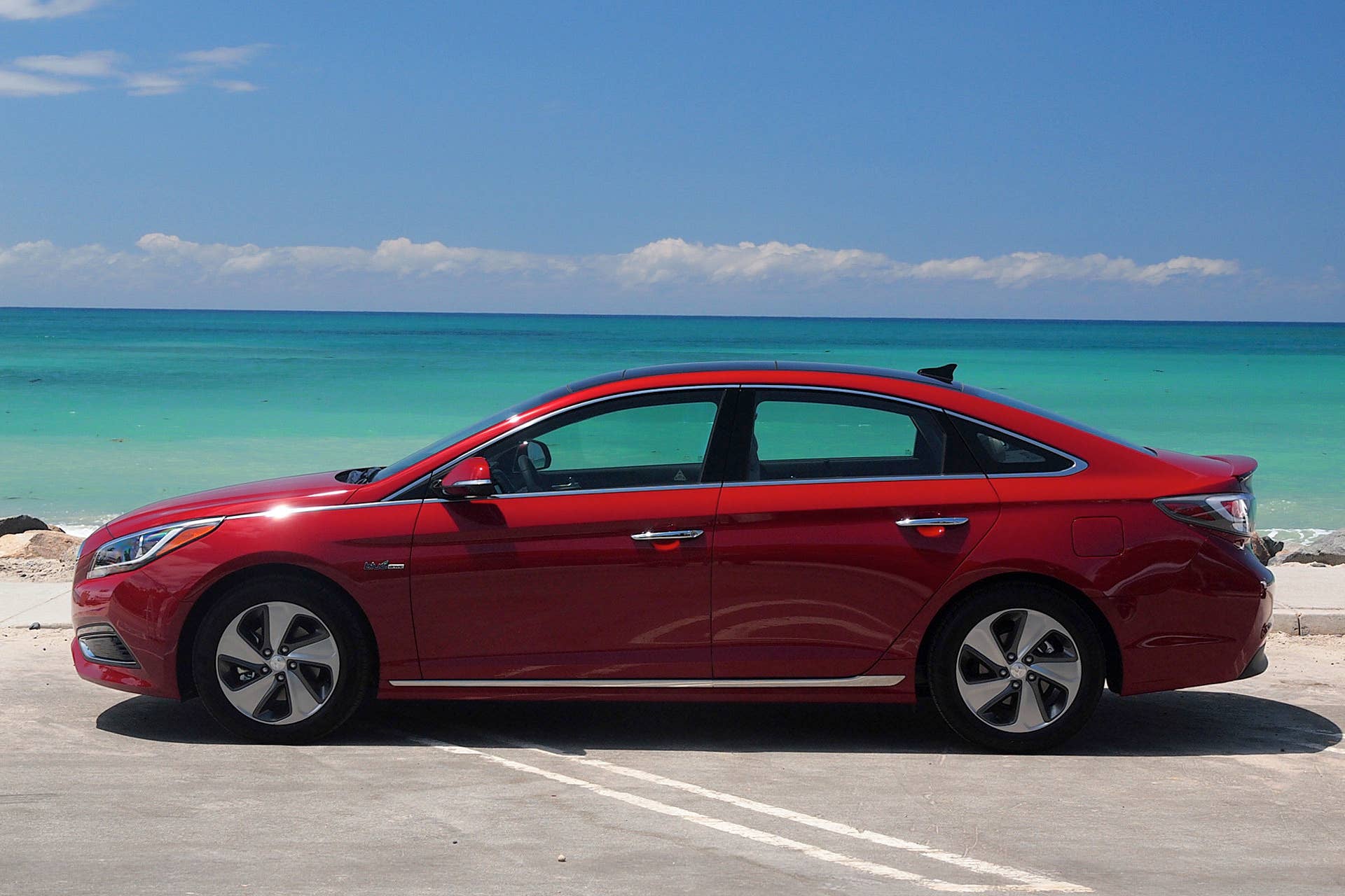 2016 Hyundai Sonata Hybrid side view