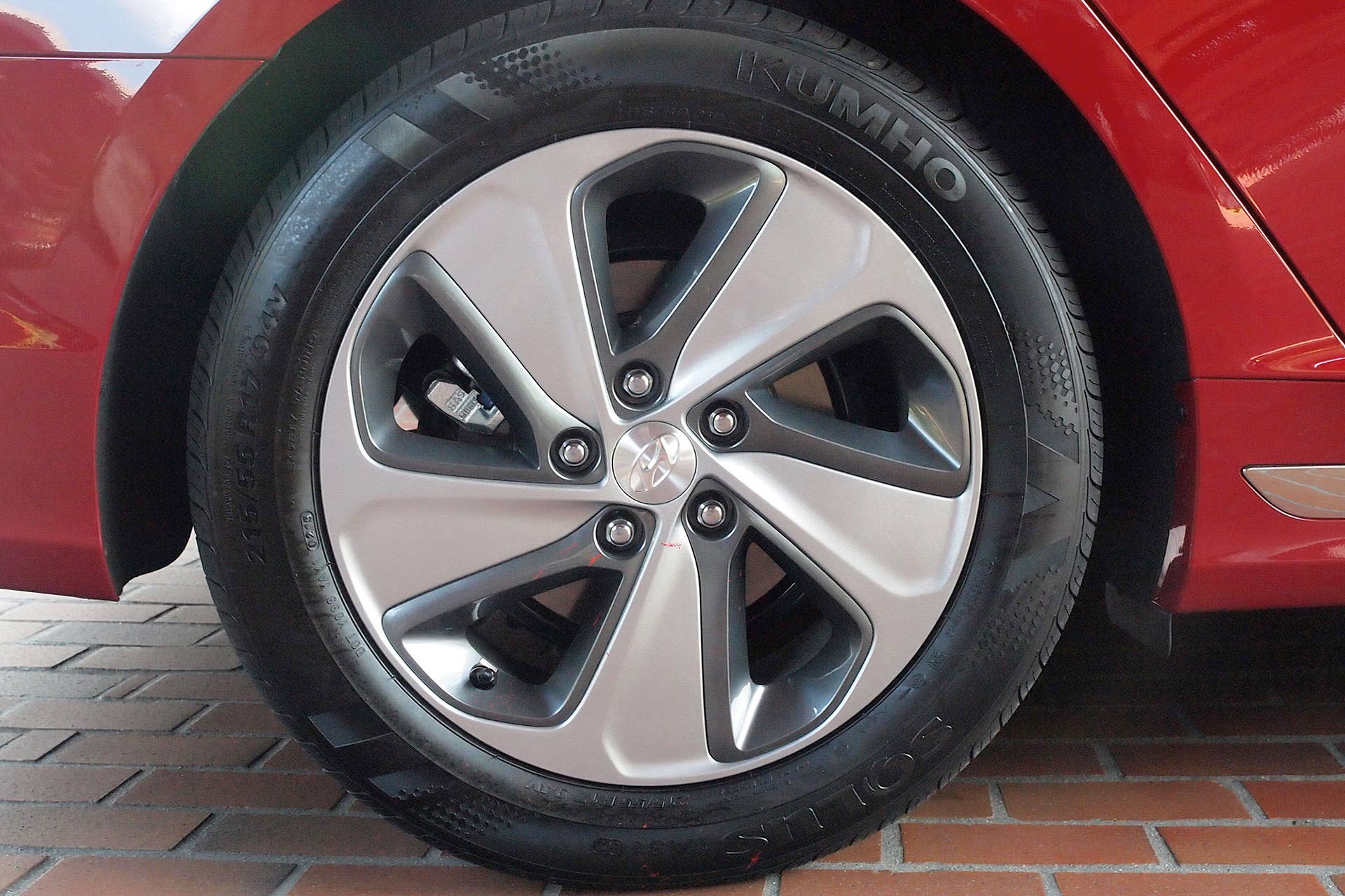 2016 Hyundai Sonata Hybrid wheel