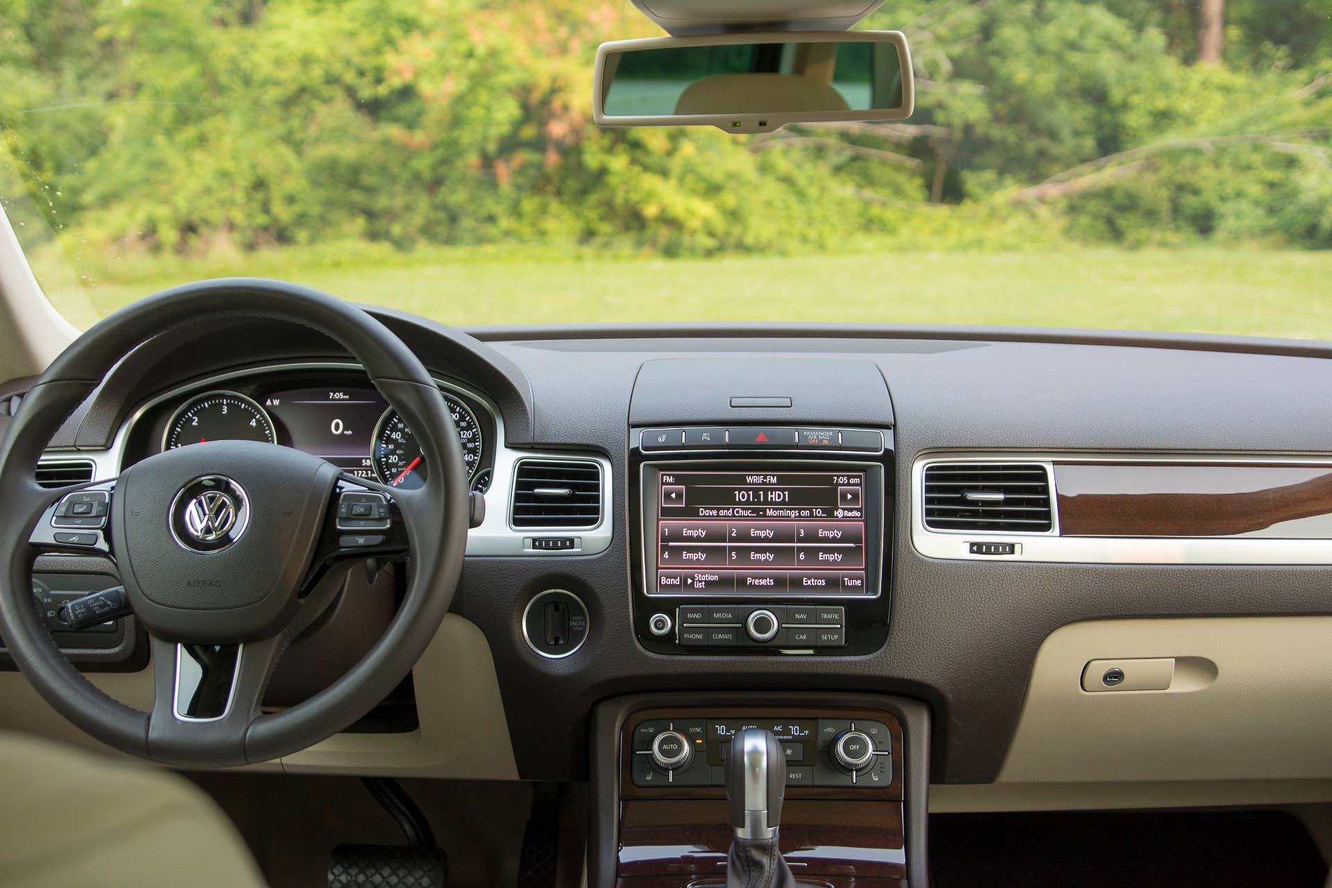 volkswagon interior cabin dash touareg
