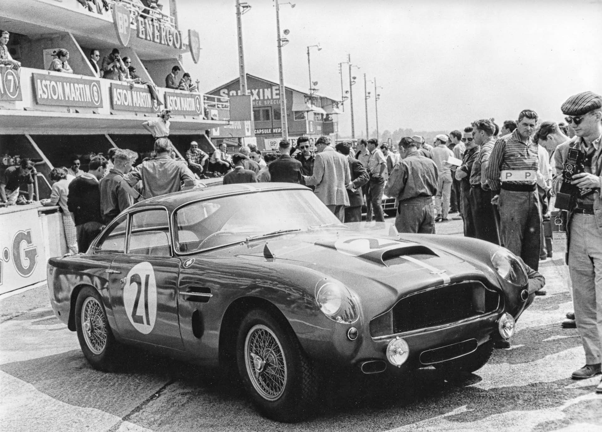 Aston Martin DB4 GT pit