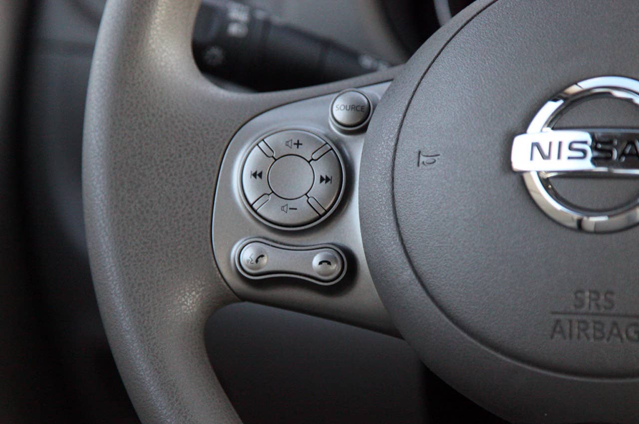 2012 Nissan Versa Sedan steering wheel controls
