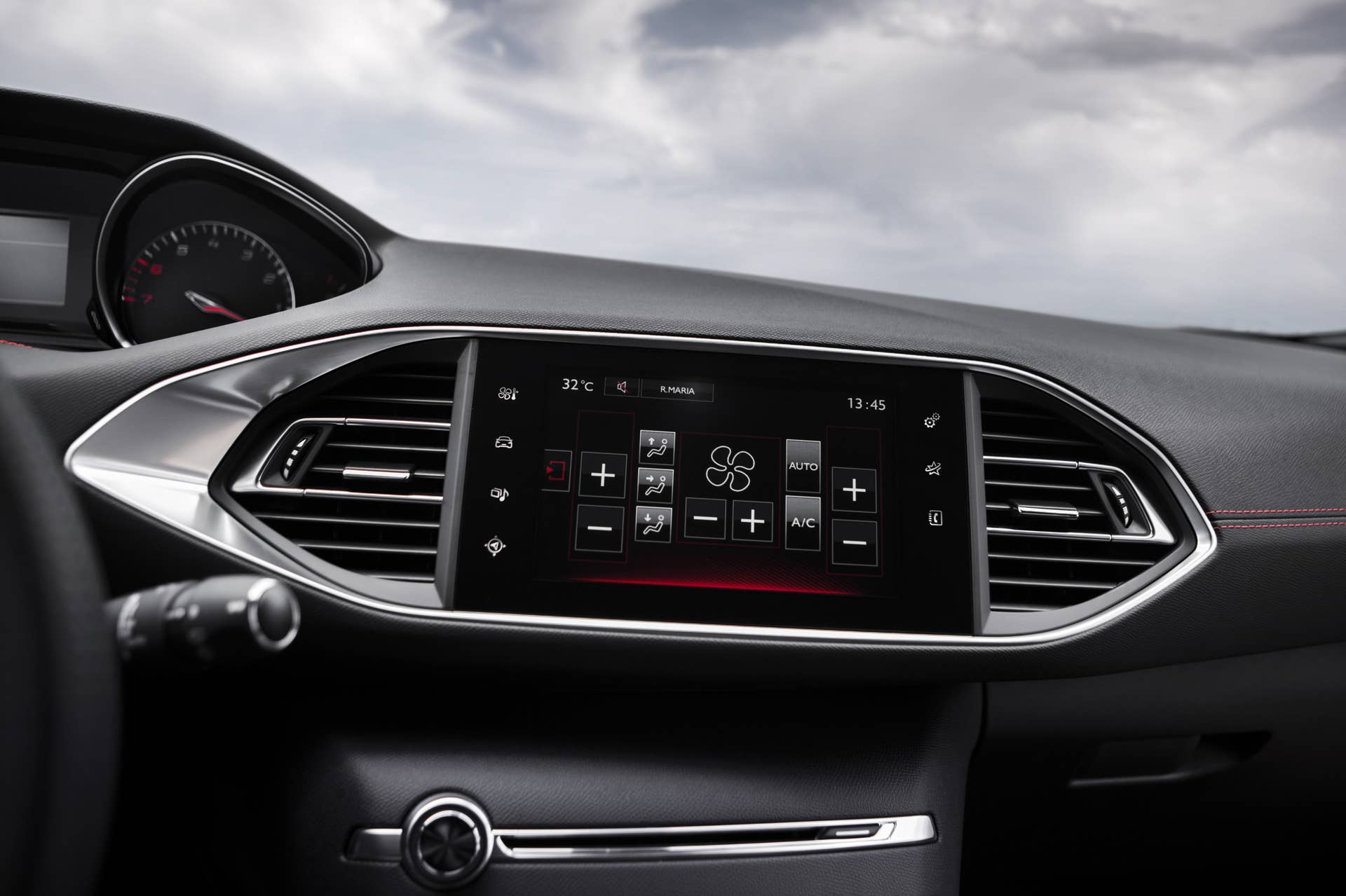 Peugeot 308 GTi infotainment display