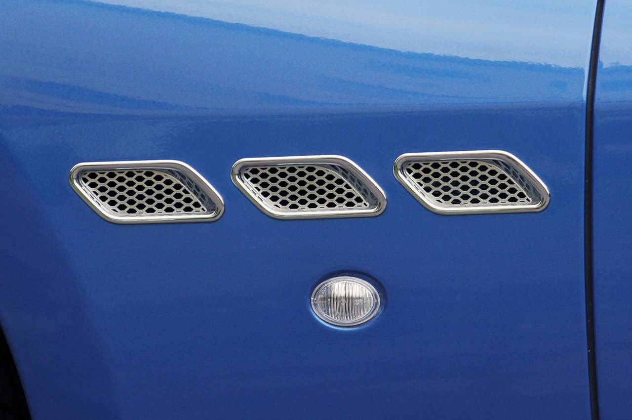 2013 Maserati GranTurismo Sport side ports