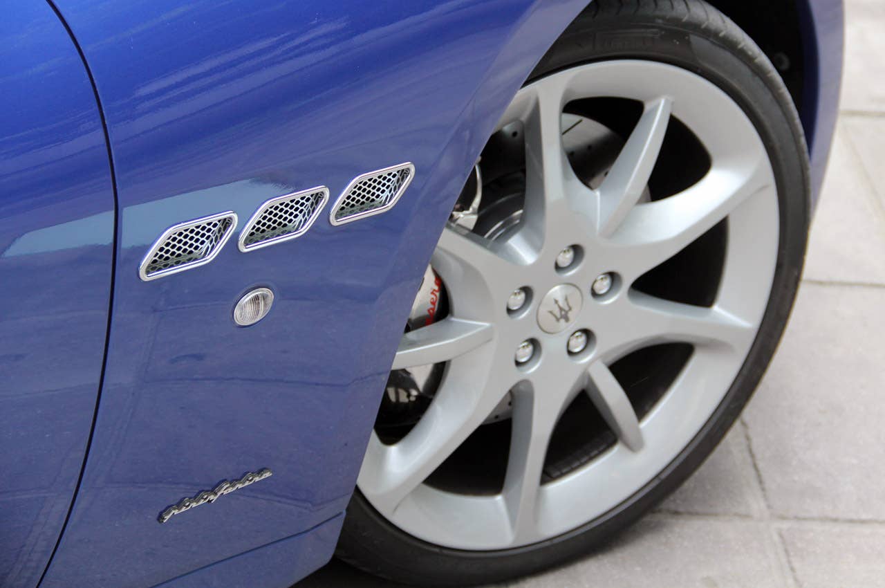 2013 Maserati GranTurismo Sport side ports
