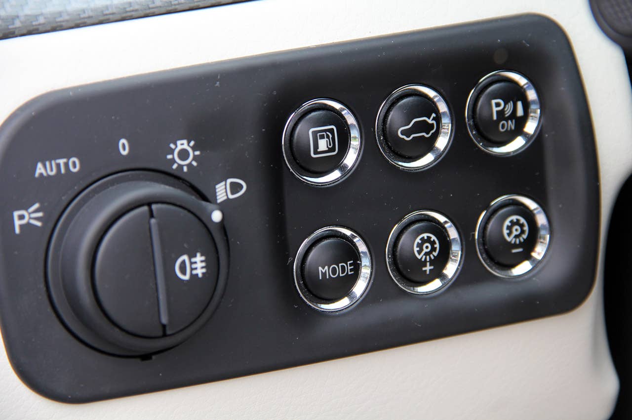 2013 Maserati GranTurismo Sport dash controls