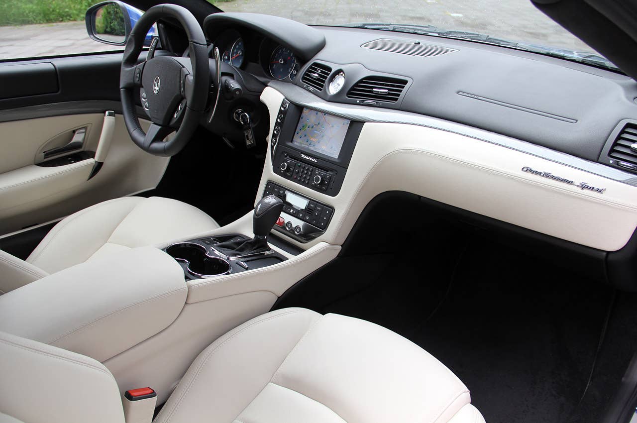 2013 Maserati GranTurismo Sport interior