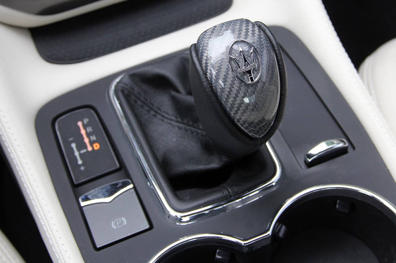 2013 Maserati GranTurismo Sport gear selector