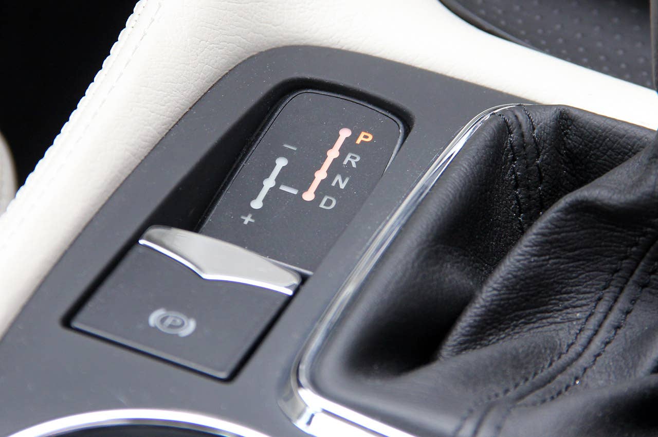 2013 Maserati GranTurismo Sport gear selector