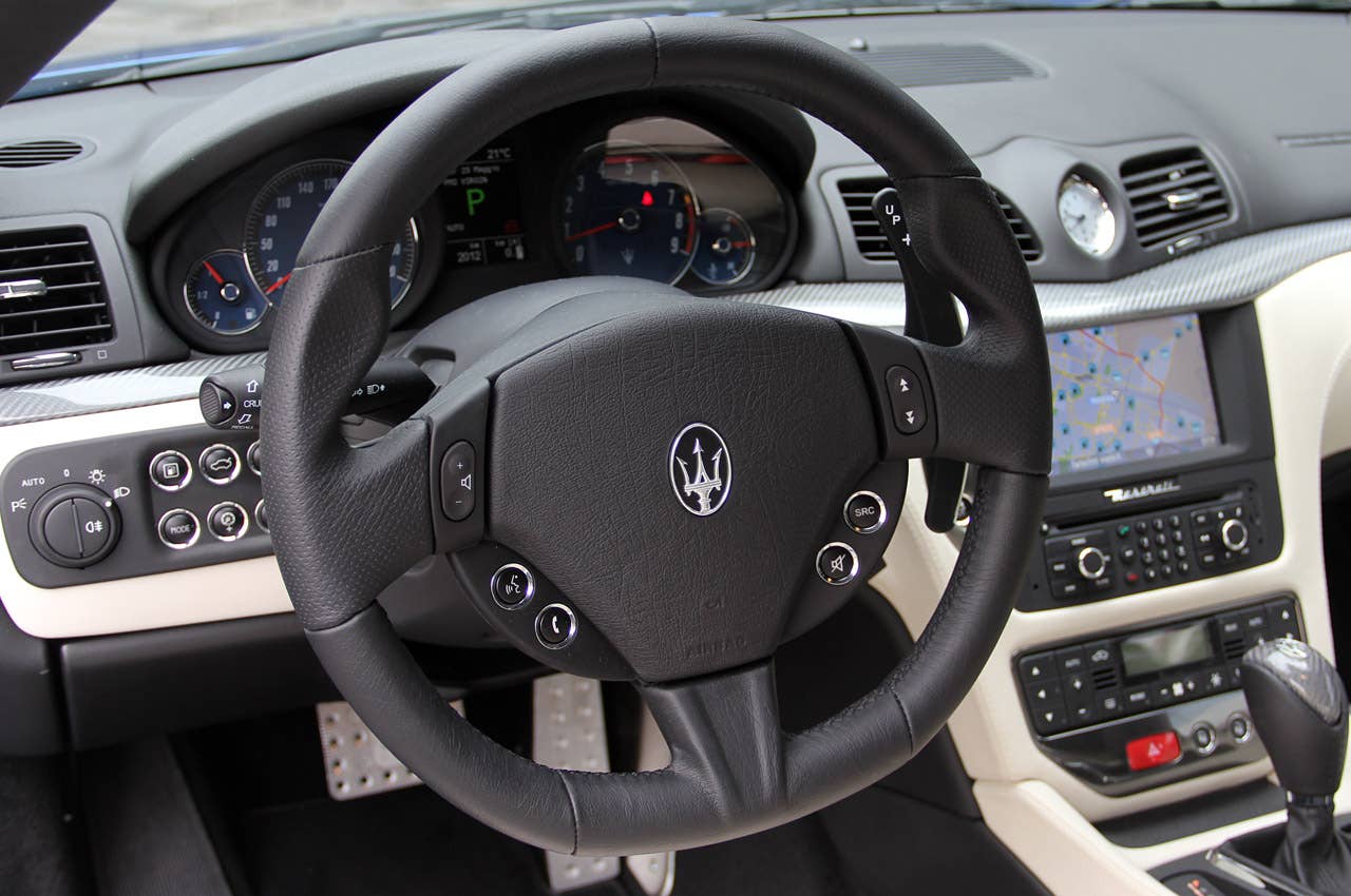 2013 Maserati GranTurismo Sport steering wheel