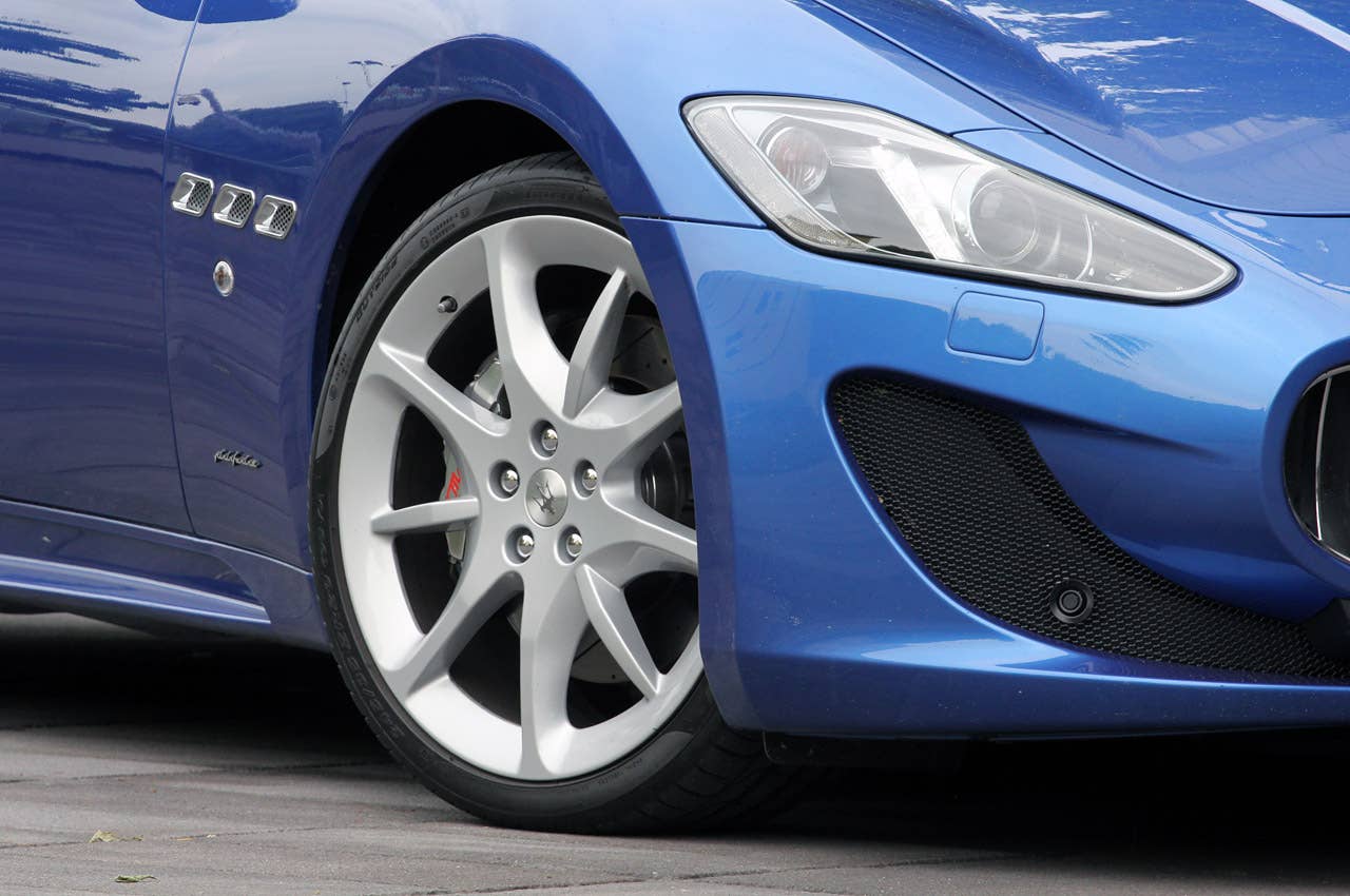 2013 Maserati GranTurismo Sport front fender