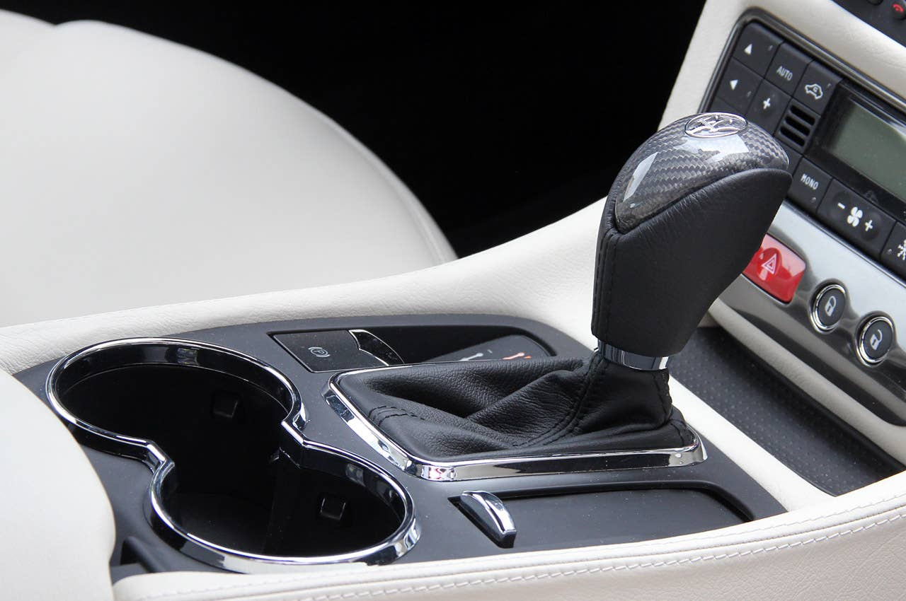 2013 Maserati GranTurismo Sport gear selector