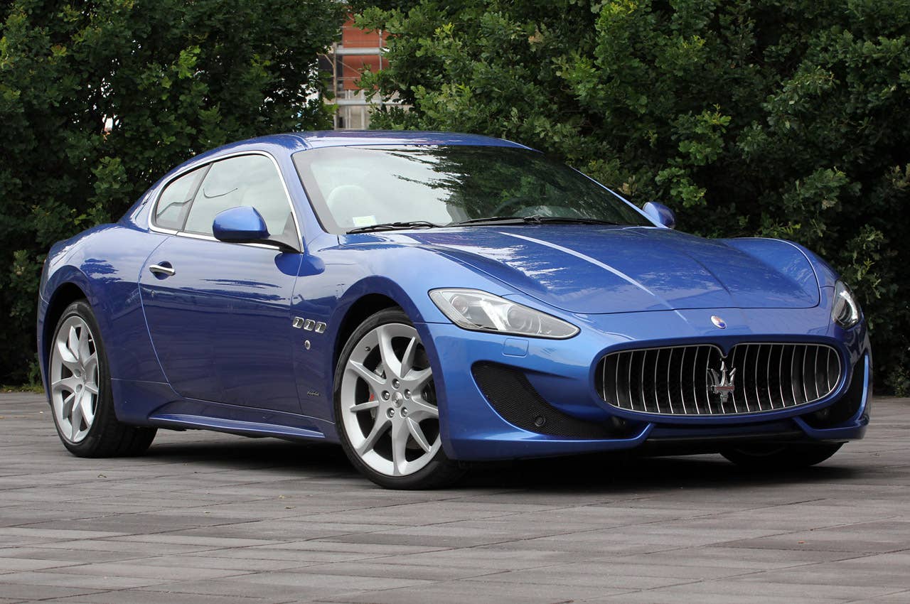 2013 Maserati GranTurismo Sport front 3/4 view