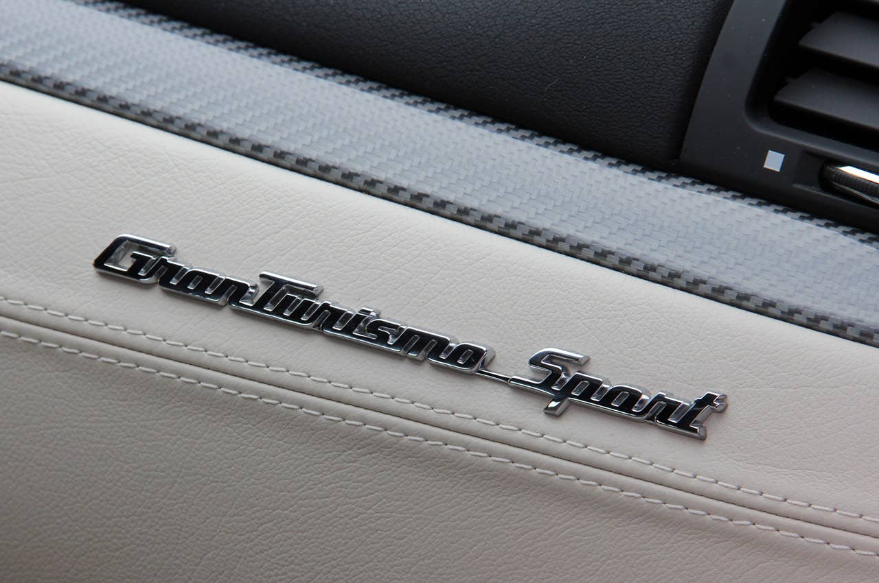 2013 Maserati GranTurismo Sport dash badge