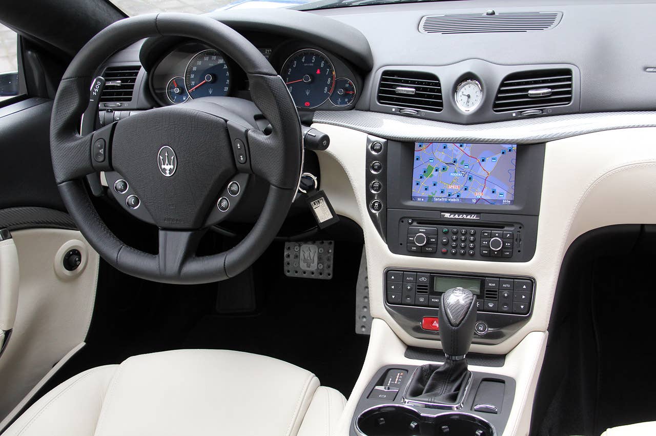 2013 Maserati GranTurismo Sport interior