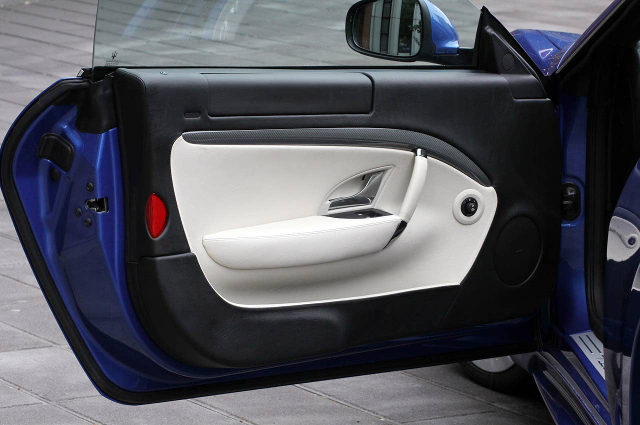 2013 Maserati GranTurismo Sport door