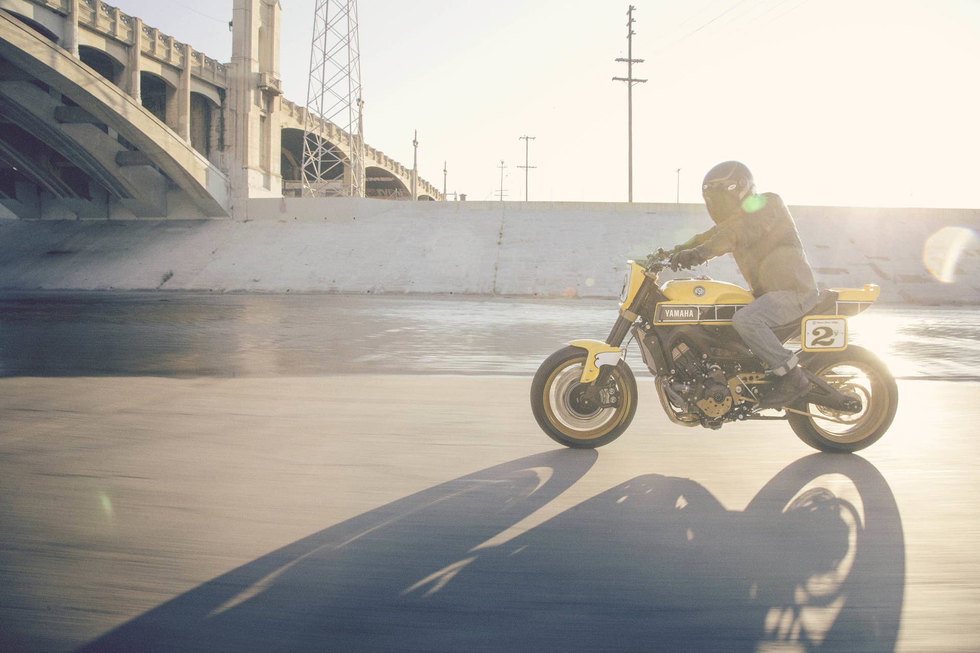Yamaha 900 Faster Wasp Roland Sands Design moving side