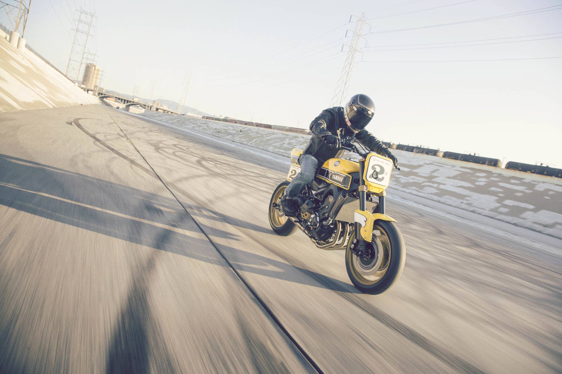 Yamaha 900 Faster Wasp Roland Sands Design moving front 3/4