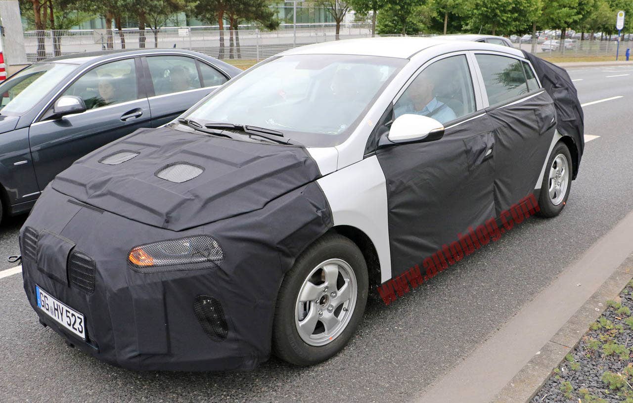 Hyundai Prius-fighter prototype front 3/4