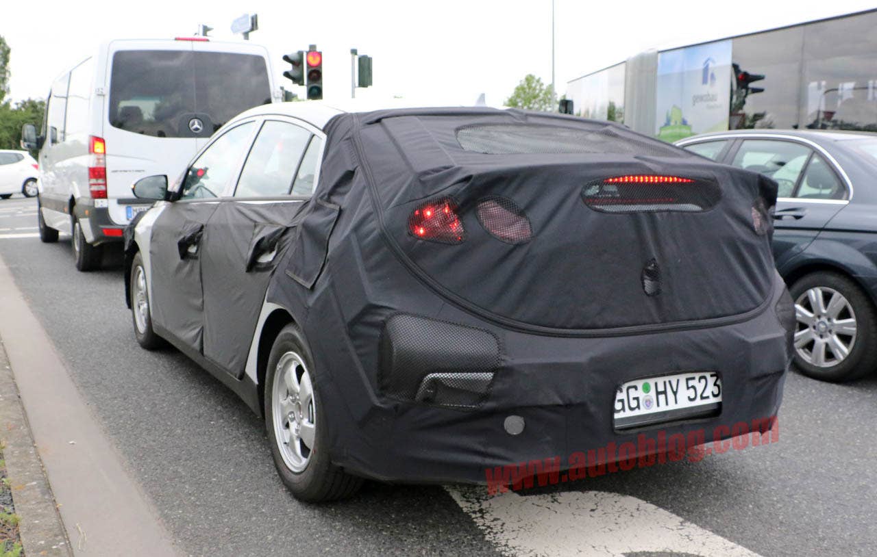 Hyundai Prius-fighter rear 3/4