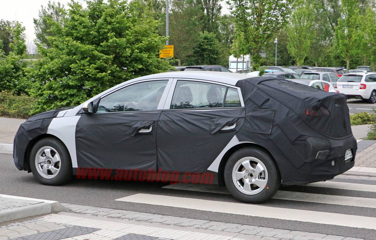 Hyundai hybrid prototype side rear 3/4