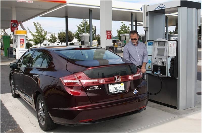 The Linde hydrogen station at West Sacramento, CA is the first station to be certified officially open according to the new criteria and the first in the U.S., to receive this designation. (PRNewsFoto/Linde North America, Inc.)