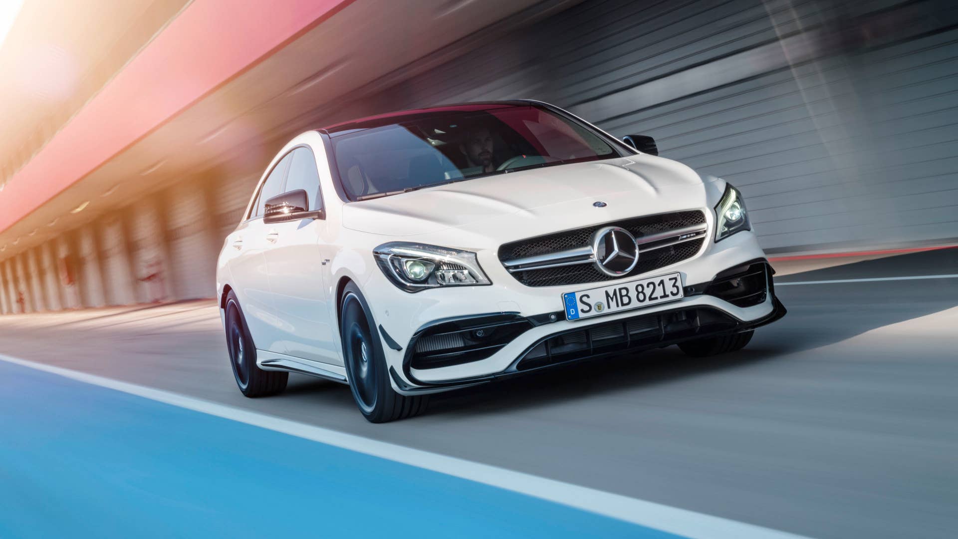 Mercedes-AMG CLA 45 CoupÃ©; C117; 2016 Exterieur: DiamantweiÃ, AMG Aerodynamic-Paket; Interieur: Schwarz, Performance Sitze; Kraftstoffverbrauch (l/100 km) innerorts/auÃerorts/kombiniert: 9,2/5,6/6,9 CO2-Emissionen kombiniert: 162 g/km Exterior: diamond white, AMG Aerodynamics package; interior: black, performance seats; Fuel consumption (l/100 km) urban/exurban/combined: 9.2/5.6/6.9 combined CO2 emissions: 162 g/km