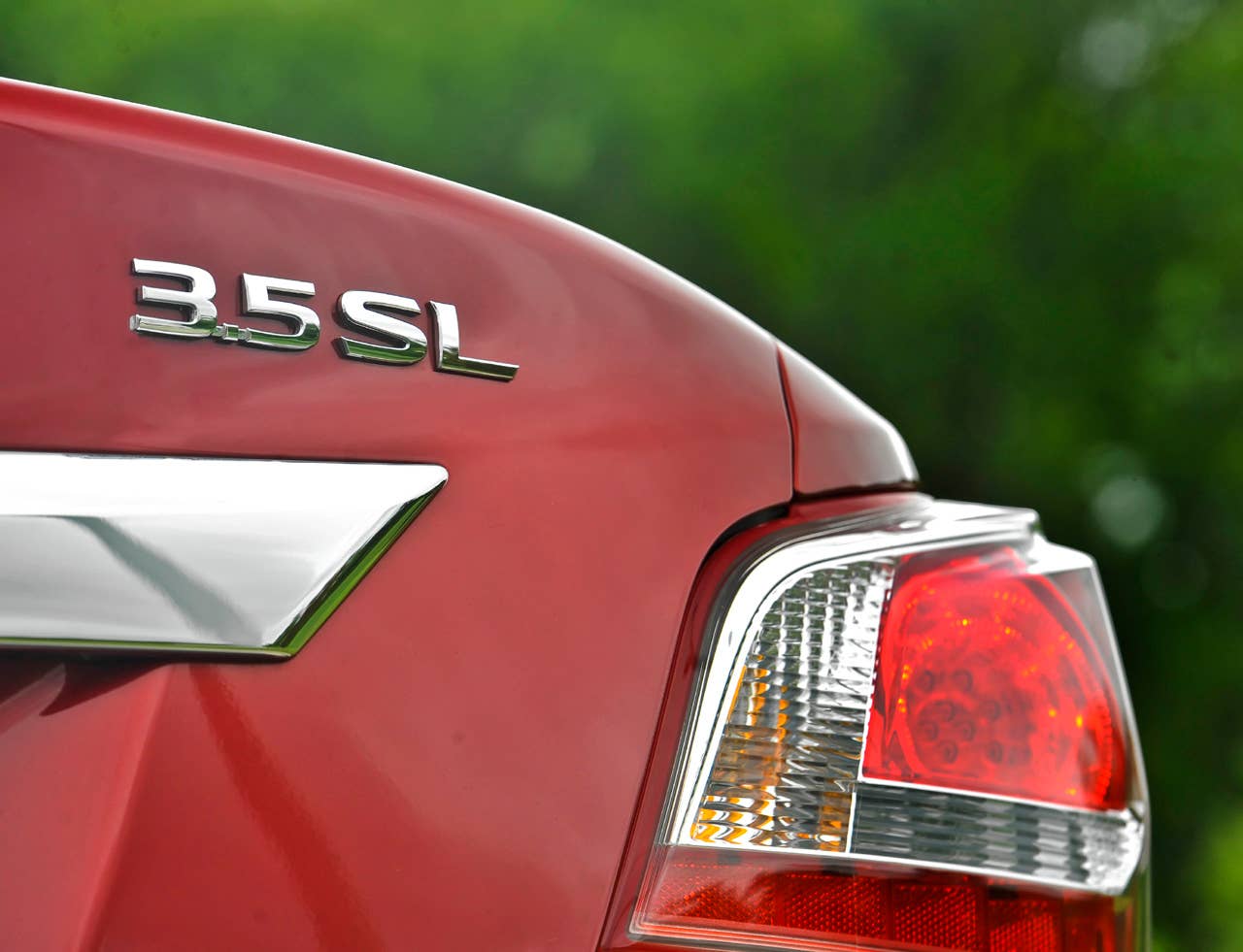 The most innovative version yet, the fifth-generation 2013 Nissan Altima builds on its strong reputation for quality and reliability and adds new levels of innovation, fuel-efficiency, dynamic performance and premium style.