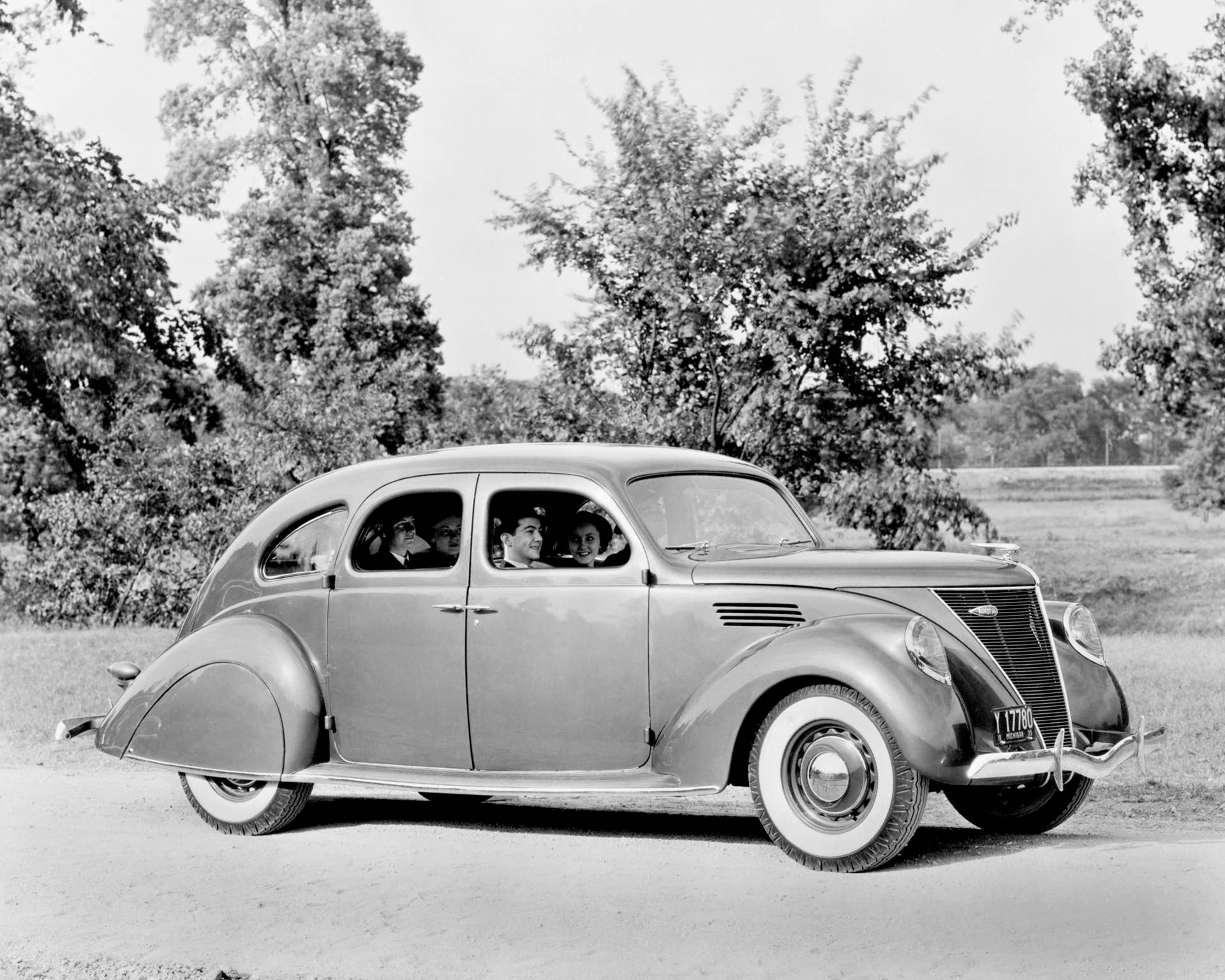 1936 Lincoln Zephyr Fordor Sedan V12 (63939-C).