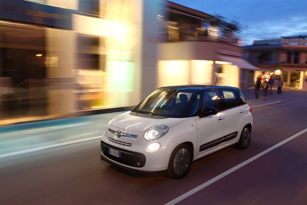 Fiat 500L at night