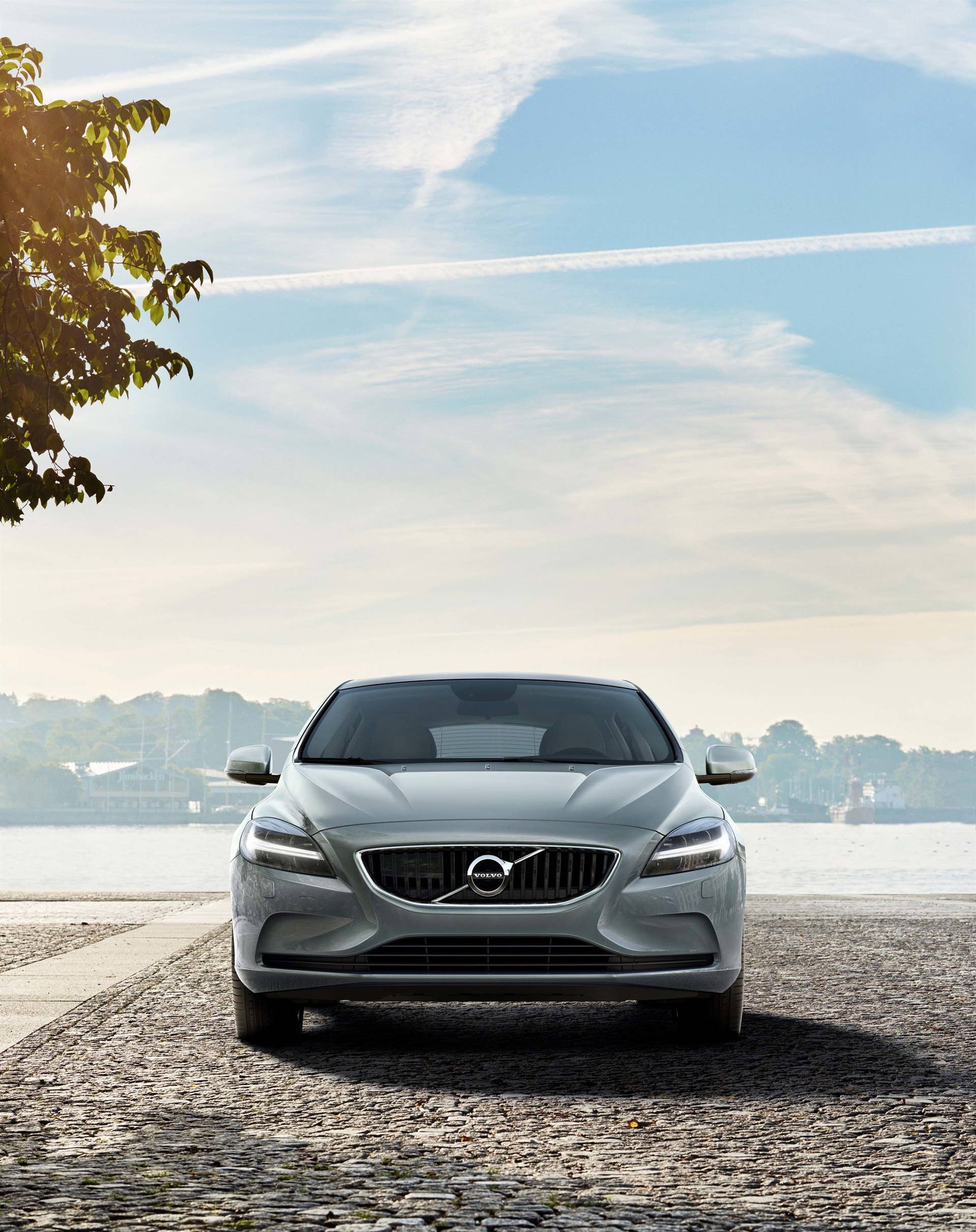 Volvo V40 front