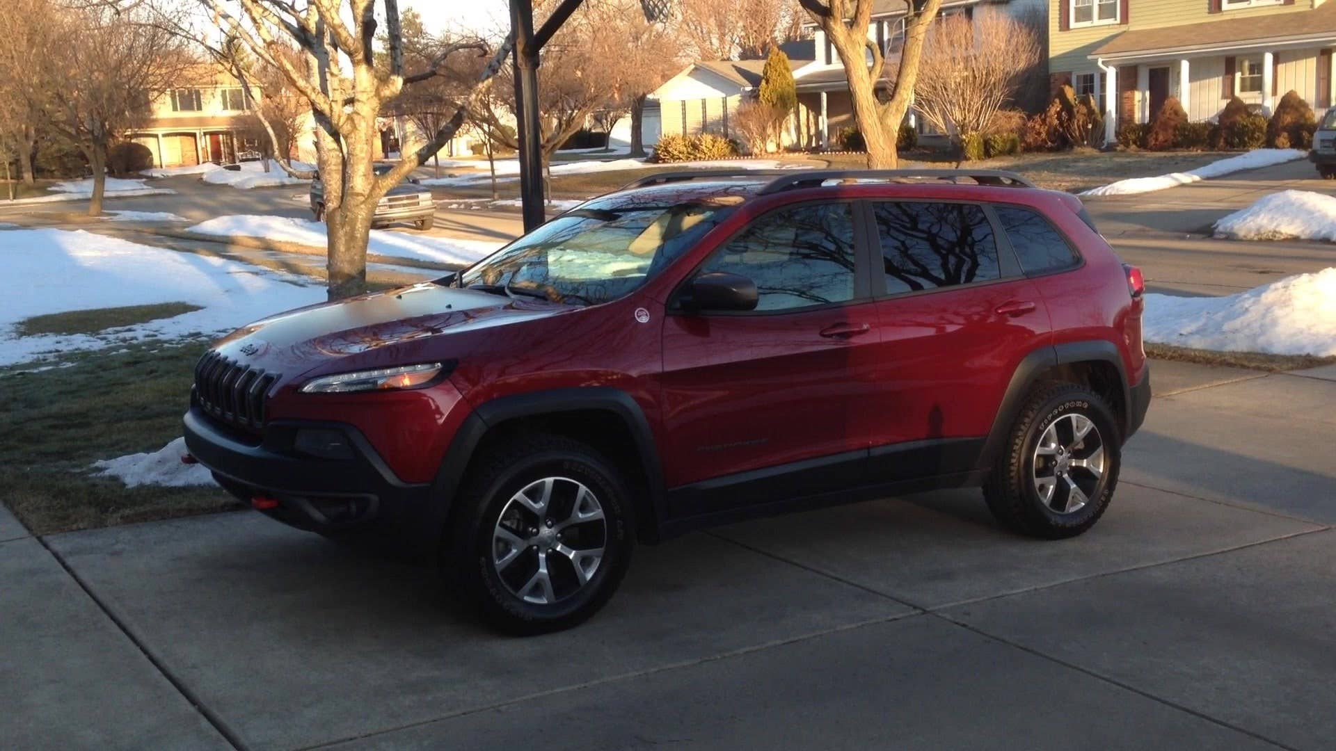 Senior editor Greg Migliore demonstrates the remote-start feature on Autoblog's longterm test vehicle, the 2014 Jeep Cherokee.