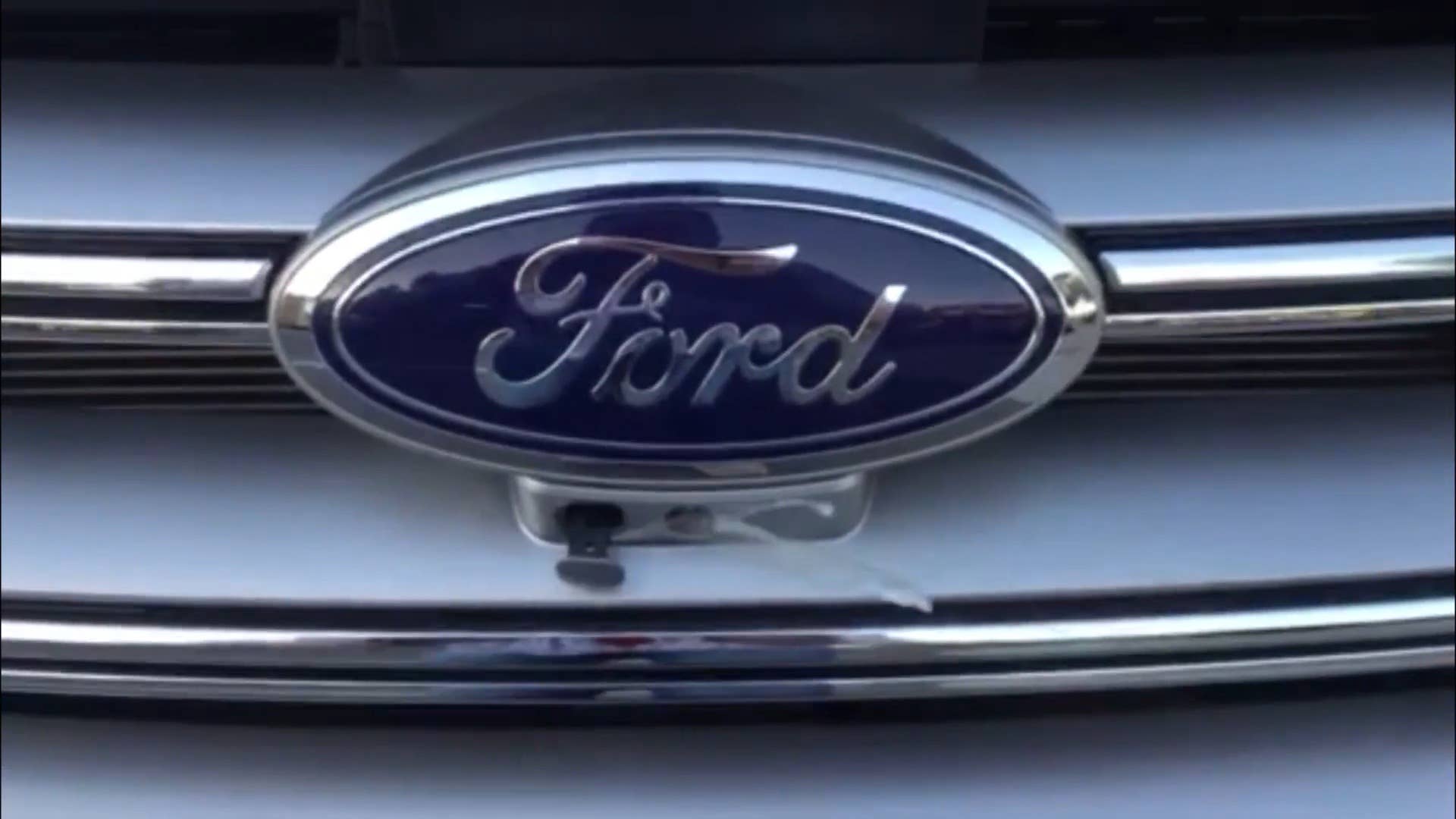 Associate Editor Brandon Turkus checks out nifty camera washer on the grille of the 2015 Ford Edge in this Autoblog Short Cut.