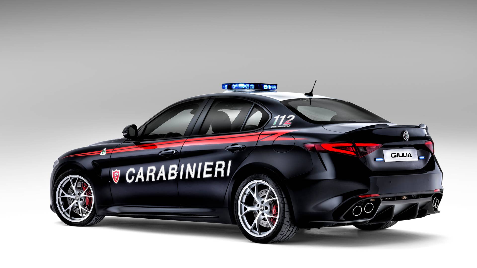 alfa romeo giulia quadrifoglio police carabinieri side