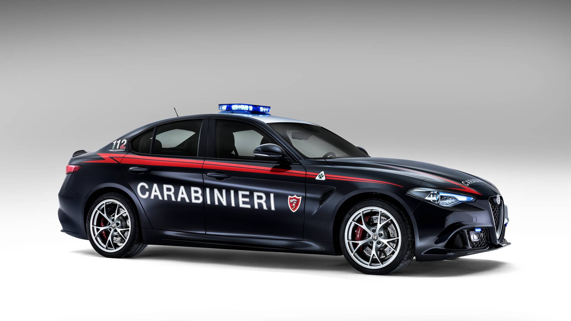 alfa romeo giulia quadrifoglio police carabinieri