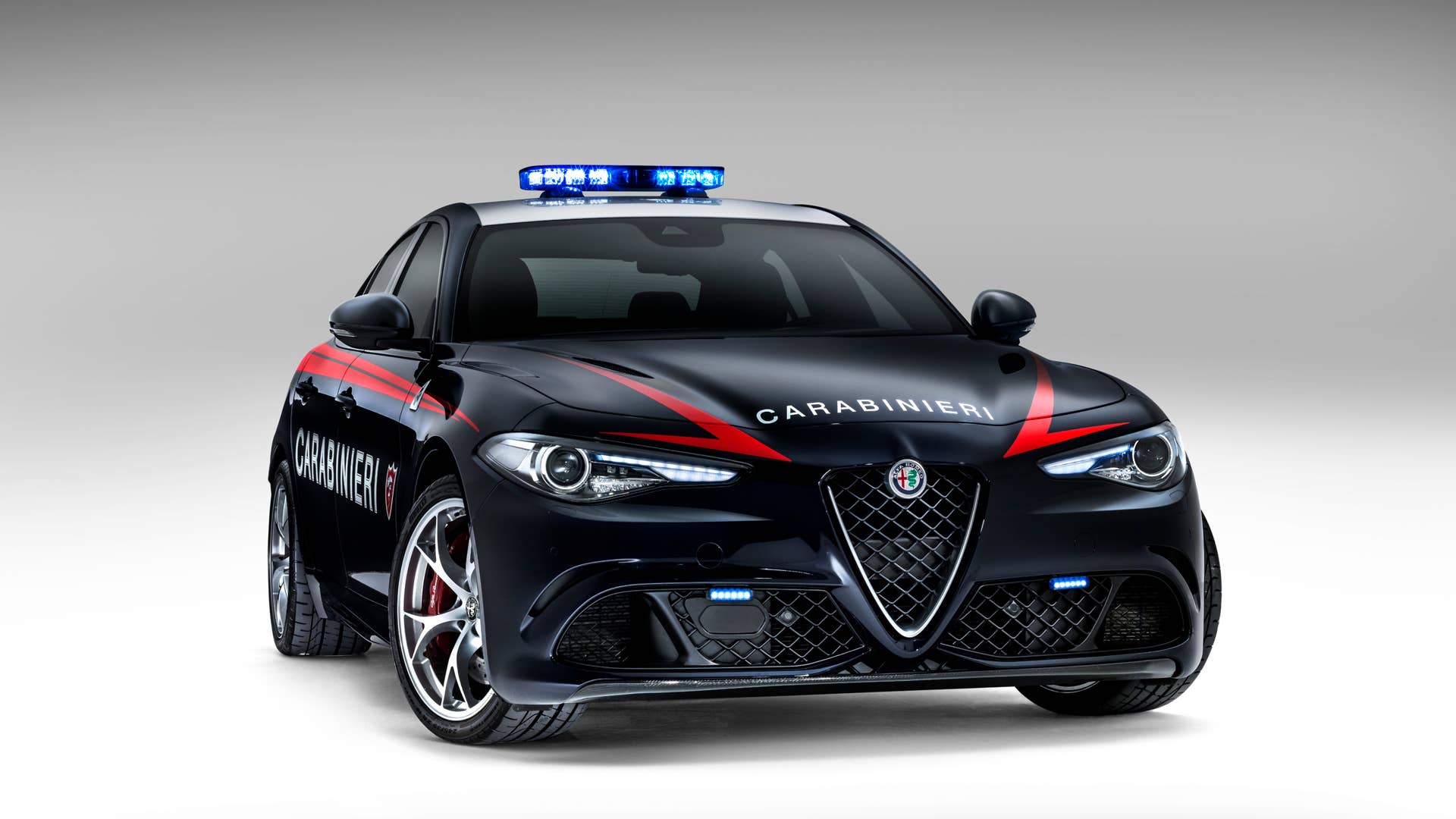 alfa romeo giulia quadrifoglio police carabinieri front