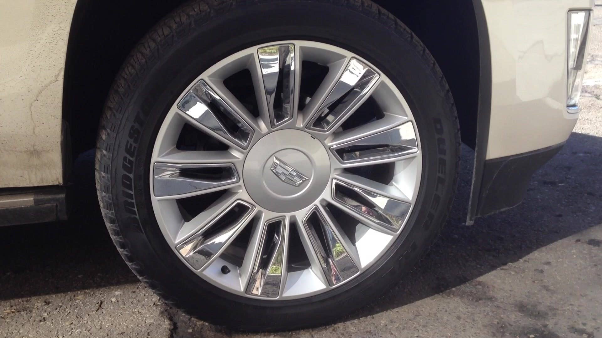 Autoblog senior editor Greg Migliore showcases the 2015 Cadillac Escalade's 22-inch wheels.