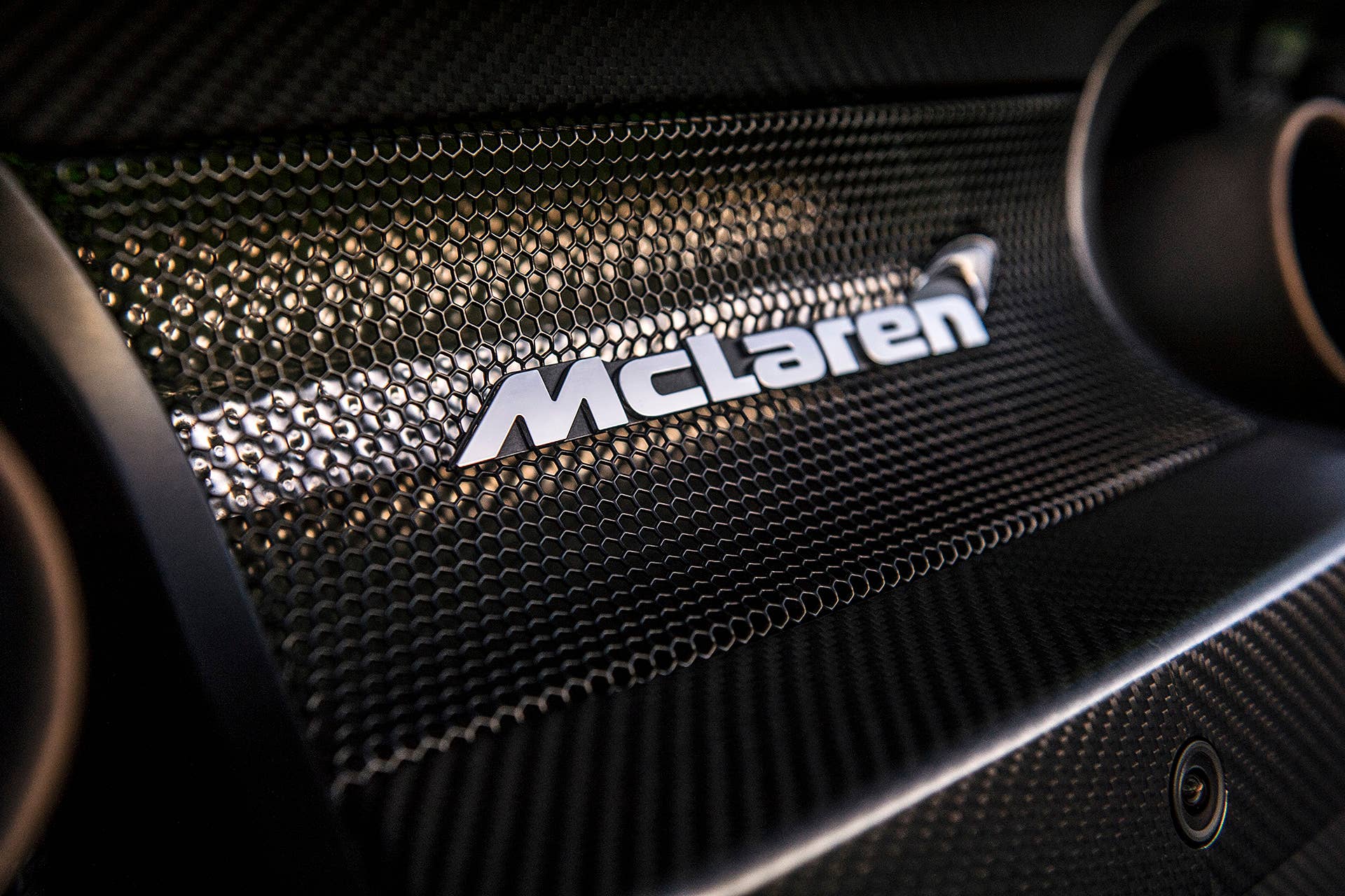 2016 McLaren 675LT badge