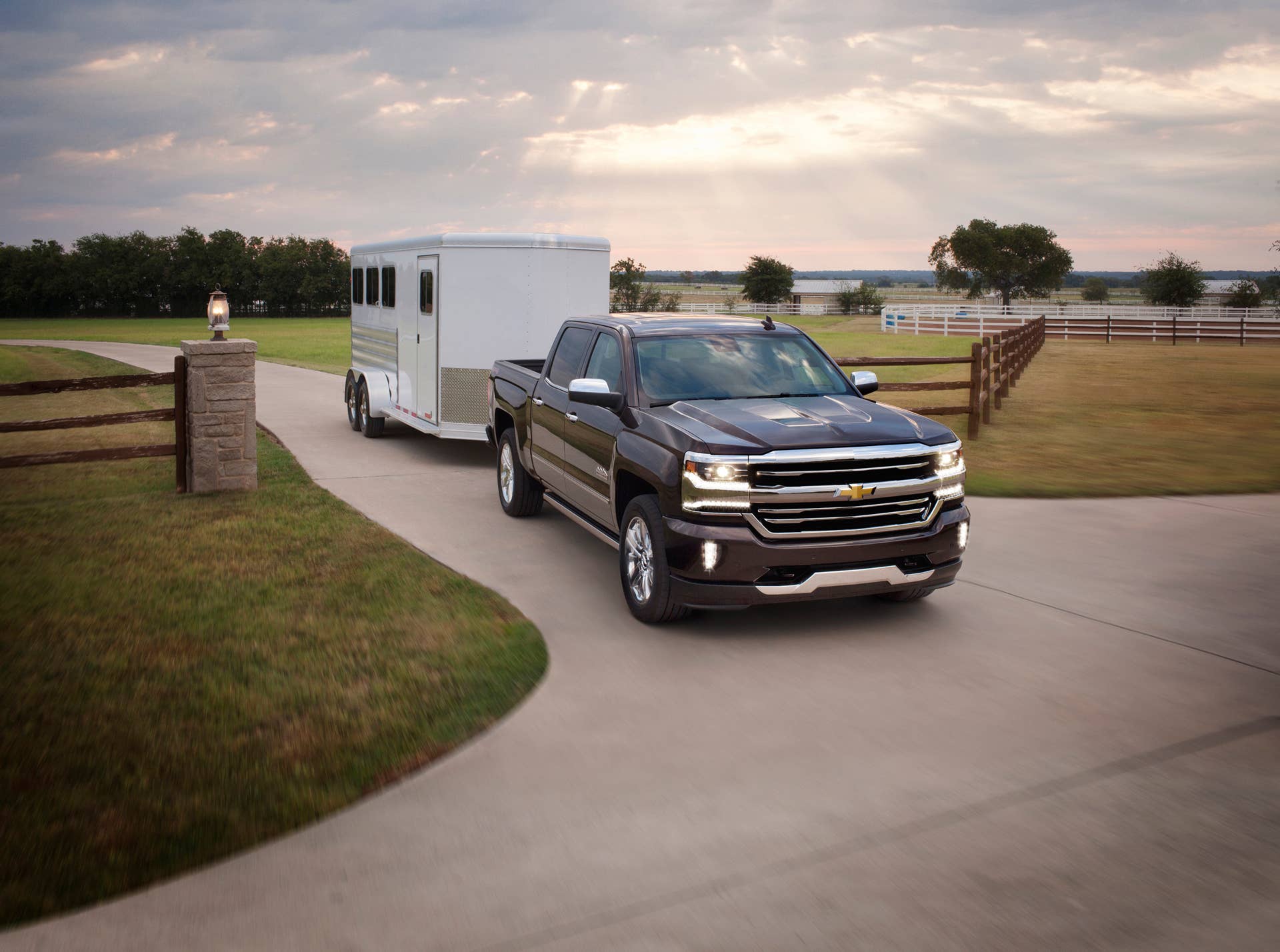 2016 Chevrolet Silverado 1500 High Country trailer
