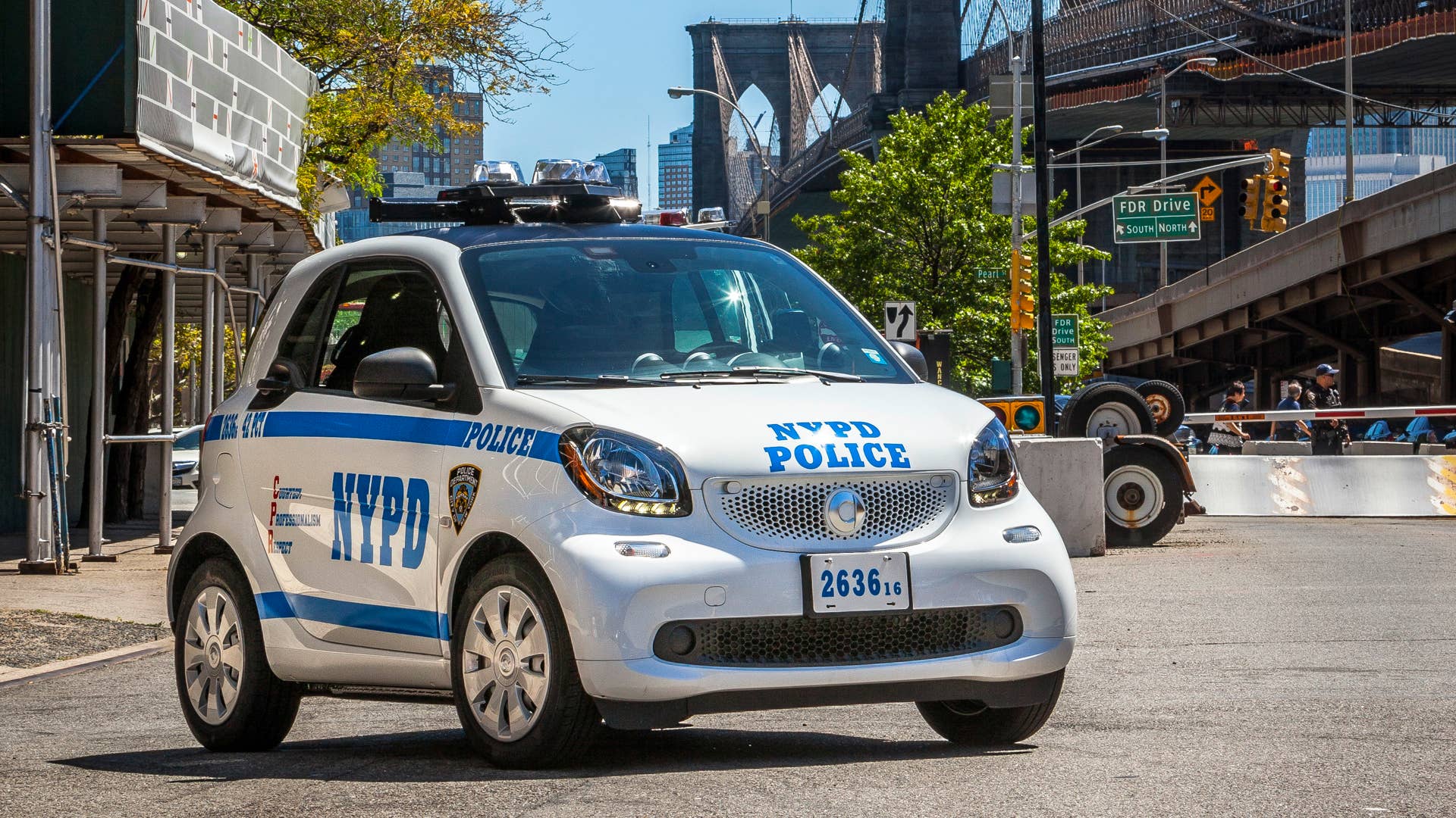 smart USA hat die ersten 100 smart fortwo an die New Yorker Polizei ausgeliefert. Das New York City Police Department (NYPD) ersetzt damit die bisher in der Stadt eingesetzten dreirÃ¤drigen MotorrÃ¤der. ; smart USA has delivered the first 100 smart fortwos to the New York police. With this measure the New York City Police Department (NYPD) is replacing the three-wheel motorbikes previously used in the city.;