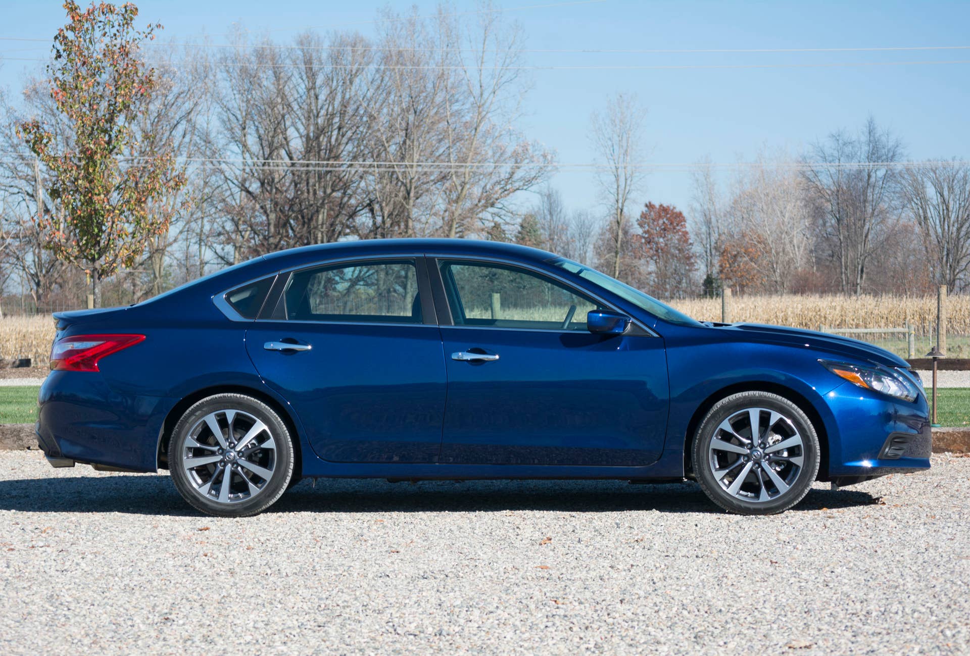 2016 Nissan Altima profile shot